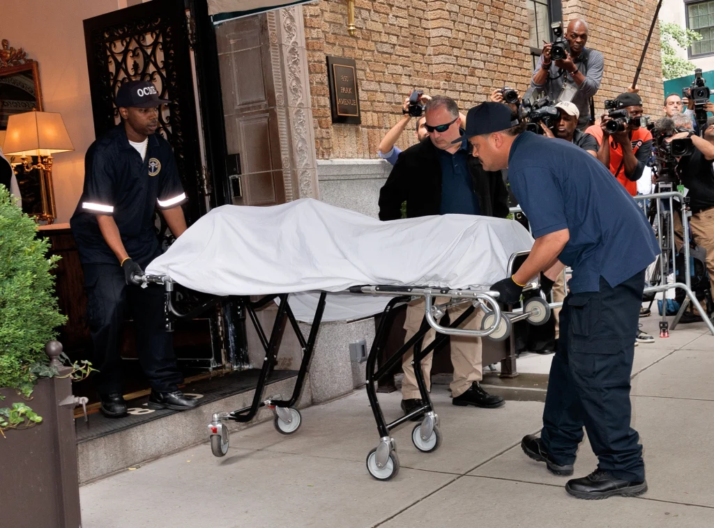 Policja wynosi zwłoki z apartamentu