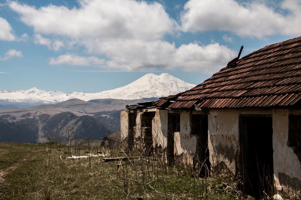 Opuszczona górska chata z widokiem na Elbrus