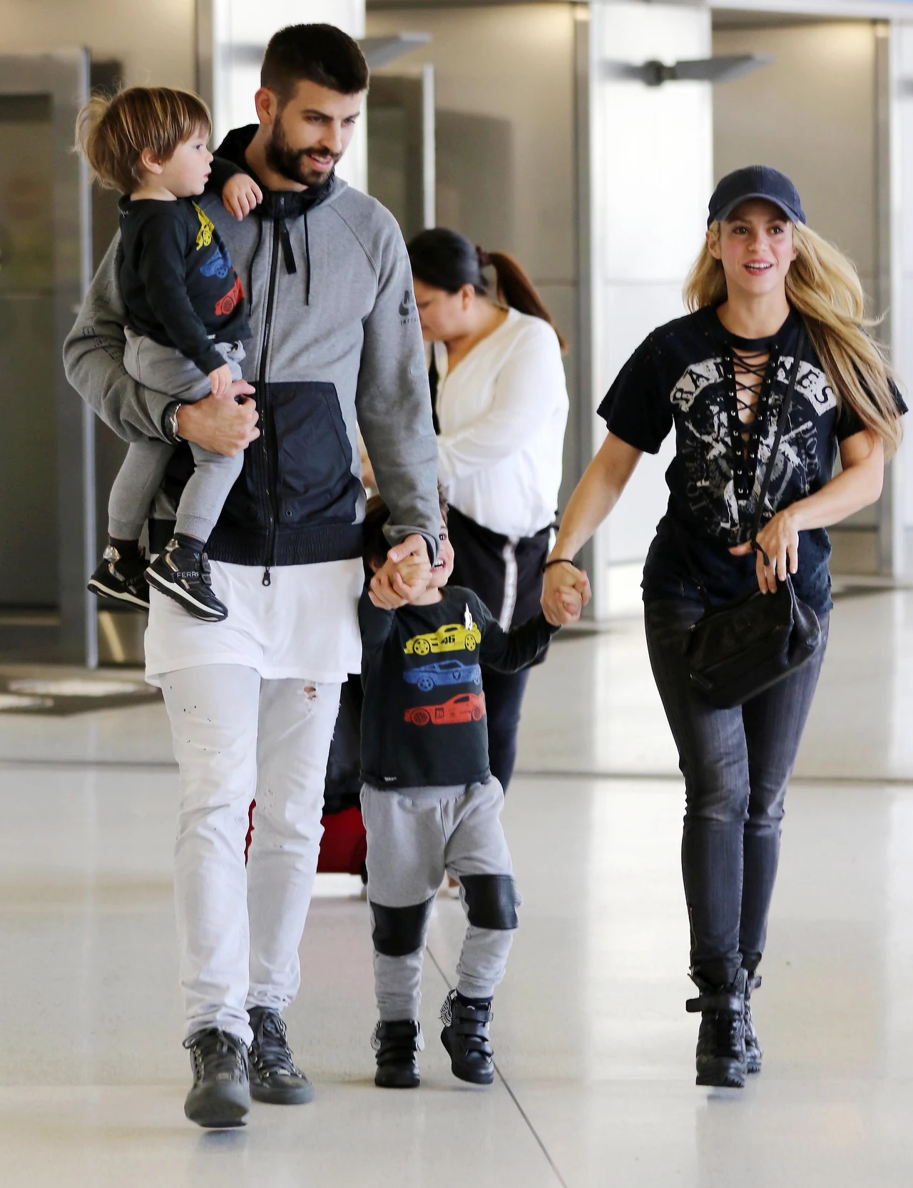 Gerard Pique i Shakira z synami Gerard Pique i Shakira z synami