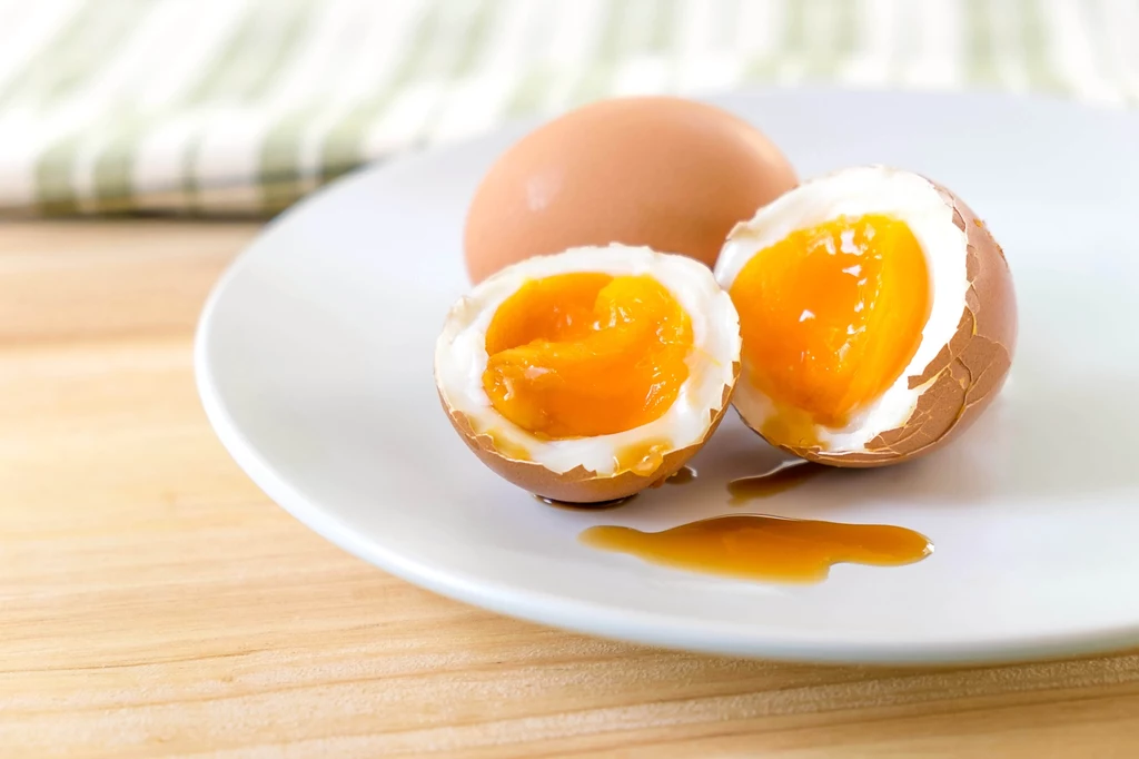 Nie wyrzucaj pękniętego jajka. Można je ugotować 