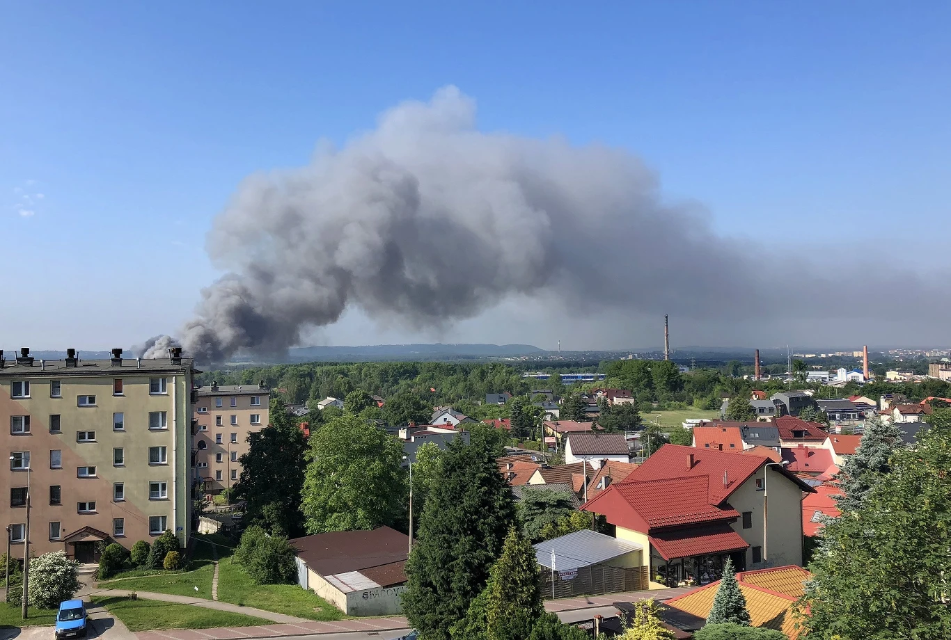Pożar składowiska opon i innych odpadow w Trzebini