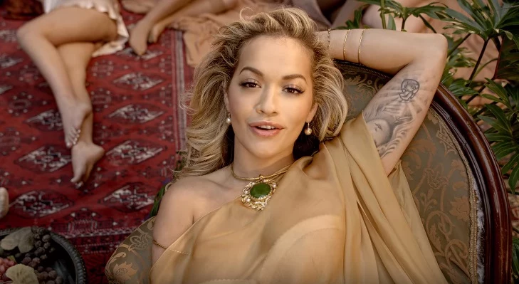 Rita Ora w teledysku "Girls"