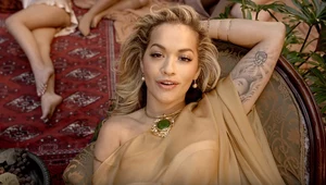 Rita Ora w teledysku "Girls"