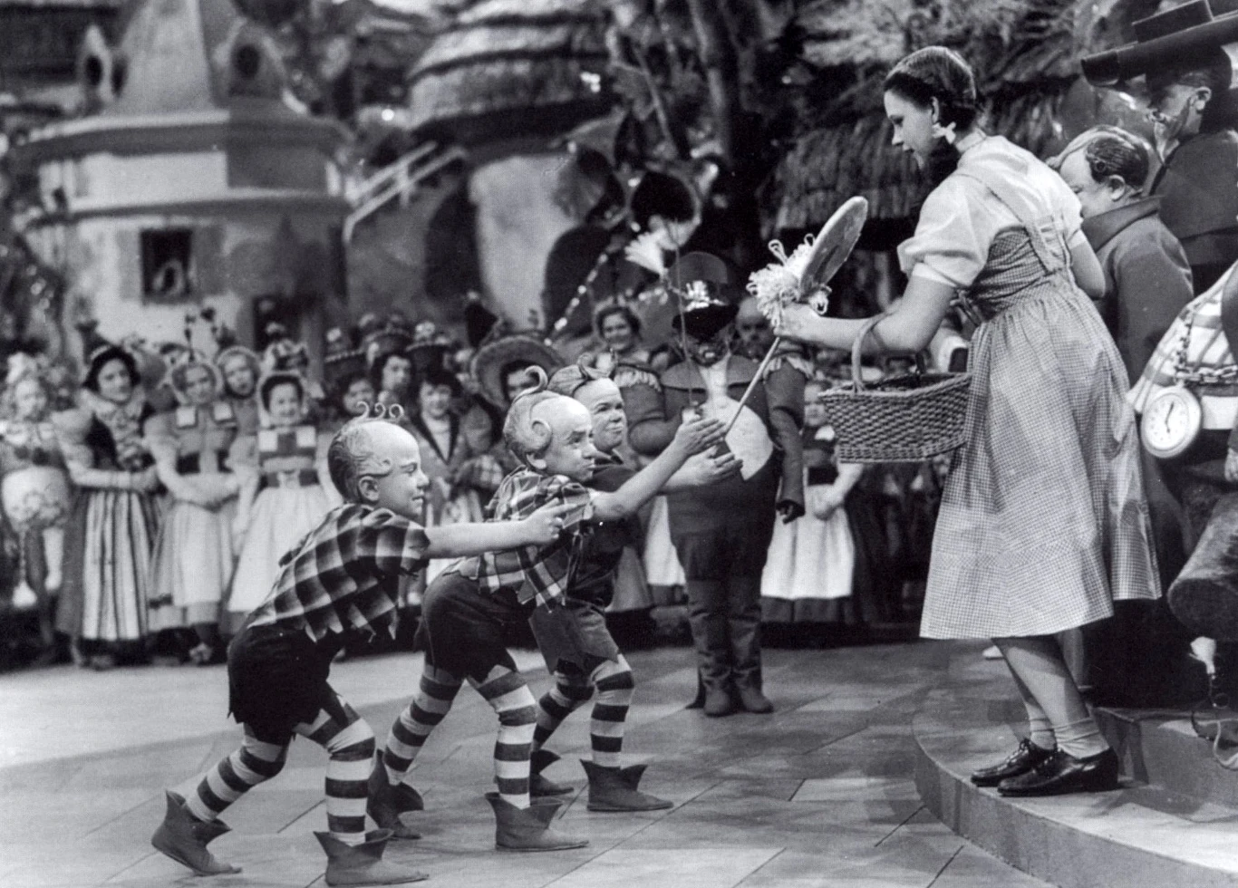 "Czarnoksiężnik z Oz": Jerry Maren wręcza lizaka Judy Garland