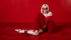 Era Istrefi w teledysku "Redrum"
