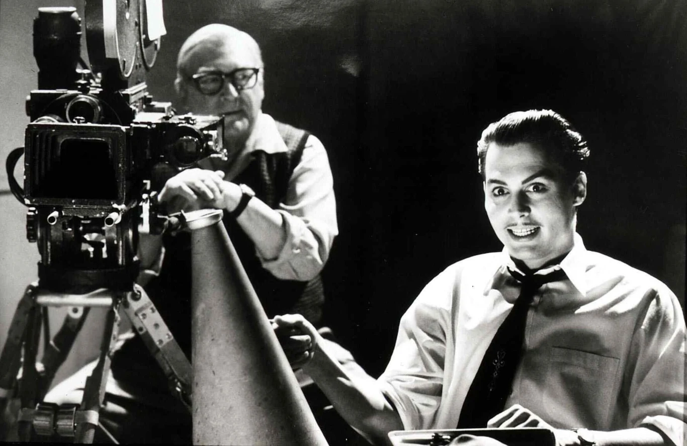 Ed Wood w filmie "Ed Wood" (1994)

Wygląd: Połączenie Clarka Gable'a i Freddiego Mercury'ego. W sweterku z angory.

Zachowanie: Z największym entuzjazmem kręci najgorsze filmy świata. Po godzinach wkłada damskie ciuszki i zadaje się z byłymi gwiazdami horrorów.