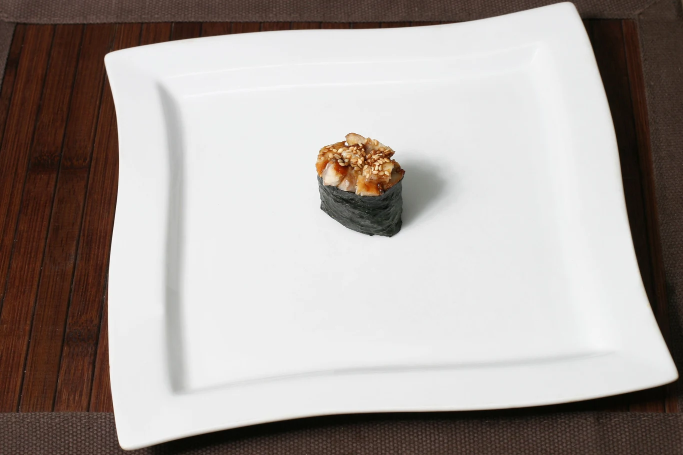 Restauratorzy bardzo często serwują dania na talerzach o bardzo dużej średnicy