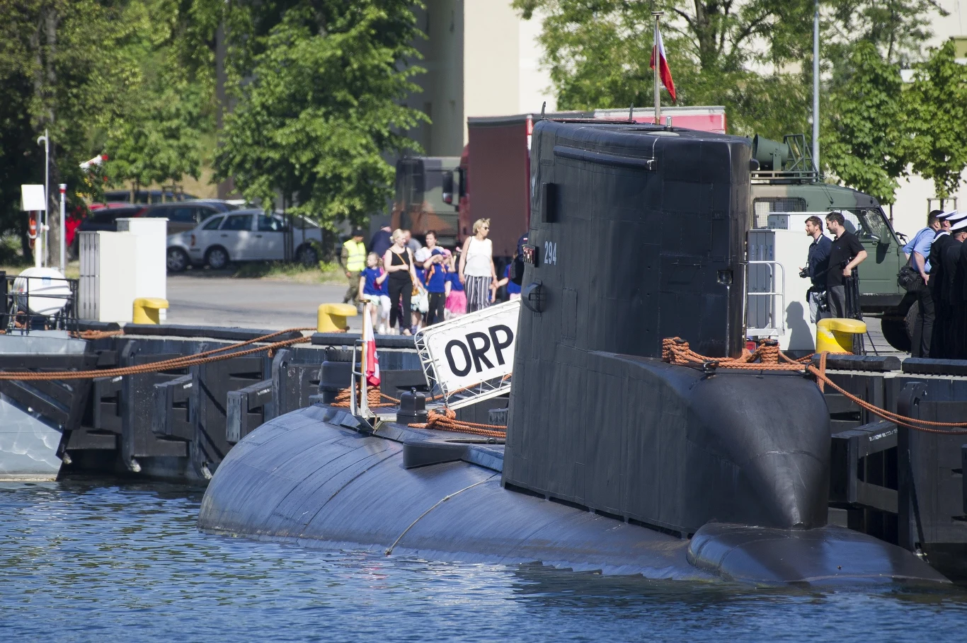 Opuszczenie bandery na okręcie podwodnym ORP "Sokół"
