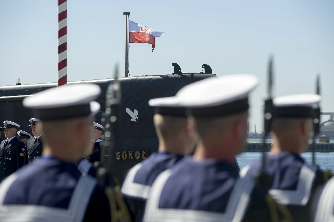 Opuszczenie bandery na okręcie podwodnym ORP "Sokół"