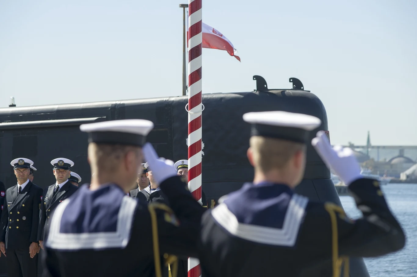 Opuszczenie bandery na okręcie podwodnym ORP "Sokół"