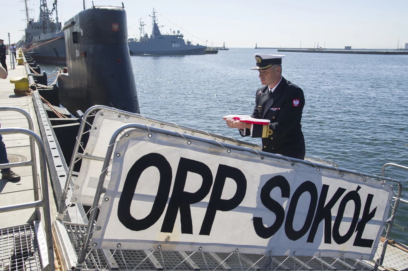Opuszczenie bandery na okręcie podwodnym ORP "Sokół"