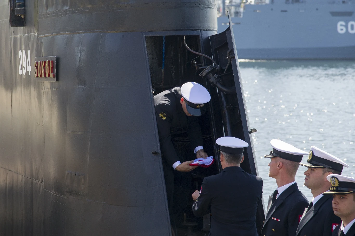 Opuszczenie bandery na okręcie podwodnym ORP "Sokół"