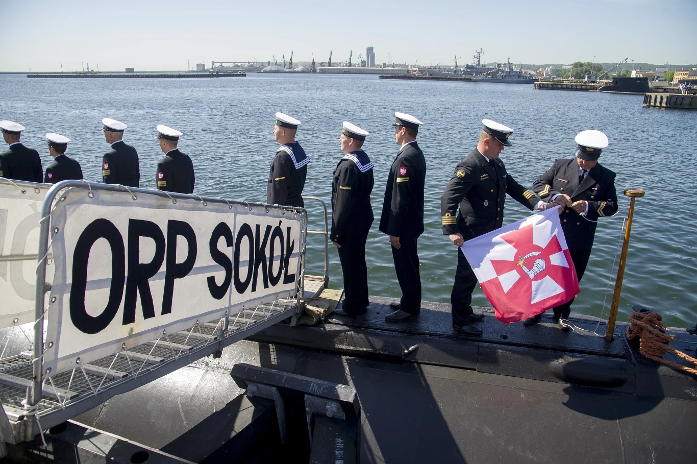Opuszczenie bandery na okręcie podwodnym ORP "Sokół"