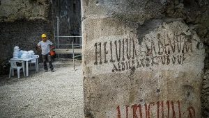 Podczas prac archeologicznych odkryto czarno-czerwony napis 