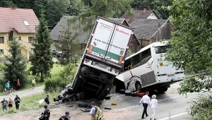 Wypadek autobusu na zakopiance w miejscowości Tenczyn, 8 bm. 40 osób, w tym 18 dzieci, zostało rannych w zderzeniu autobusu i pojazdu ciężarowego