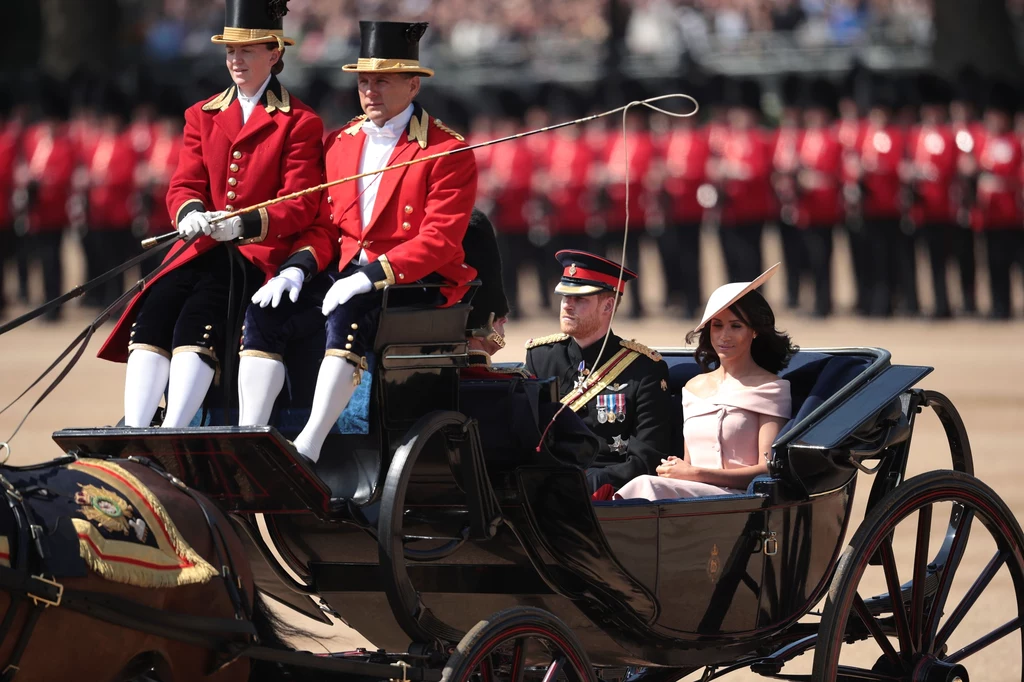 Księżna Meghan i książę Harry w zabytkowej karocy. Księżna Meghan i książę Harry w zabytkowej karocy.