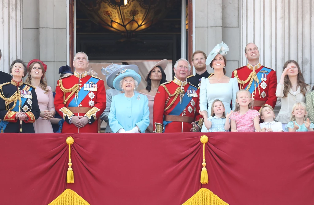 Z okazji urodzin organizowana jest specjalna tradycyjna defilada nazywana Trooping The Colour. Z okazji urodzin organizowana jest specjalna tradycyjna defilada nazywana Trooping The Colour.
