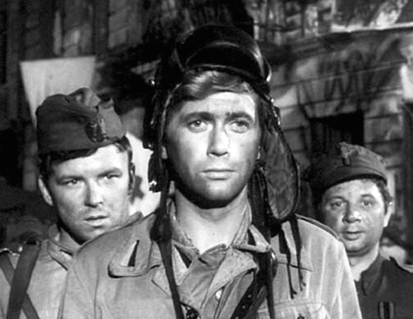 Kłosowskiego oglądaliśmy też w niewielkiej roli w serialu "Czterej pancerni i pies" (jako podchorąży Staśko). Najważniejszą kinową kreację stworzył jednak w "Kramarzu" Andrzeja Barańskiego, w którym zagrał tytułowego bohatera - Edwarda Chruścika. Kłosowskiego oglądaliśmy też w niewielkiej roli w serialu "Czterej pancerni i pies" (jako podchorąży Staśko). Najważniejszą kinową kreację stworzył jednak w "Kramarzu" Andrzeja Barańskiego, w którym zagrał tytułowego bohatera - Edwarda Chruścika.