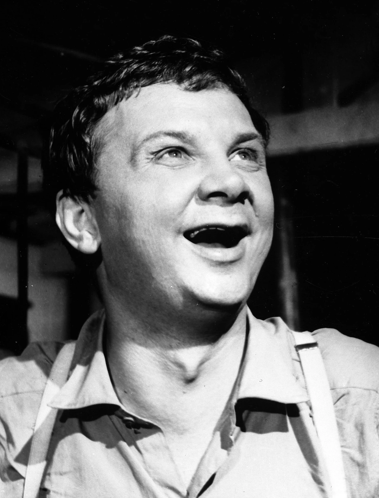 Nie żyje Roman Kłosowski - znakomity aktor filmowy, telewizyjny i teatralny, uwielbiany przez kolejne pokolenia Polaków za rolę Maliniaka w "Czterdziestolatku". Miał 89 lat.
Urodził się 14 lutego 1929 roku w Białej Podlaskiej. W 1953 roku ukończył wydział aktorski Państwowej Wyższej Szkoły Teatralnej w Warszawie, a sześć lat później wydział reżyserski tej uczelni. W swoim dorobku miał wiele znakomitych ról teatralnych i filmowych. Nie żyje Roman Kłosowski - znakomity aktor filmowy, telewizyjny i teatralny, uwielbiany przez kolejne pokolenia Polaków za rolę Maliniaka w "Czterdziestolatku". Miał 89 lat.
Urodził się 14 lutego 1929 roku w Białej Podlaskiej. W 1953 roku ukończył wydział aktorski Państwowej Wyższej Szkoły Teatralnej w Warszawie, a sześć lat później wydział reżyserski tej uczelni. W swoim dorobku miał wiele znakomitych ról teatralnych i filmowych.