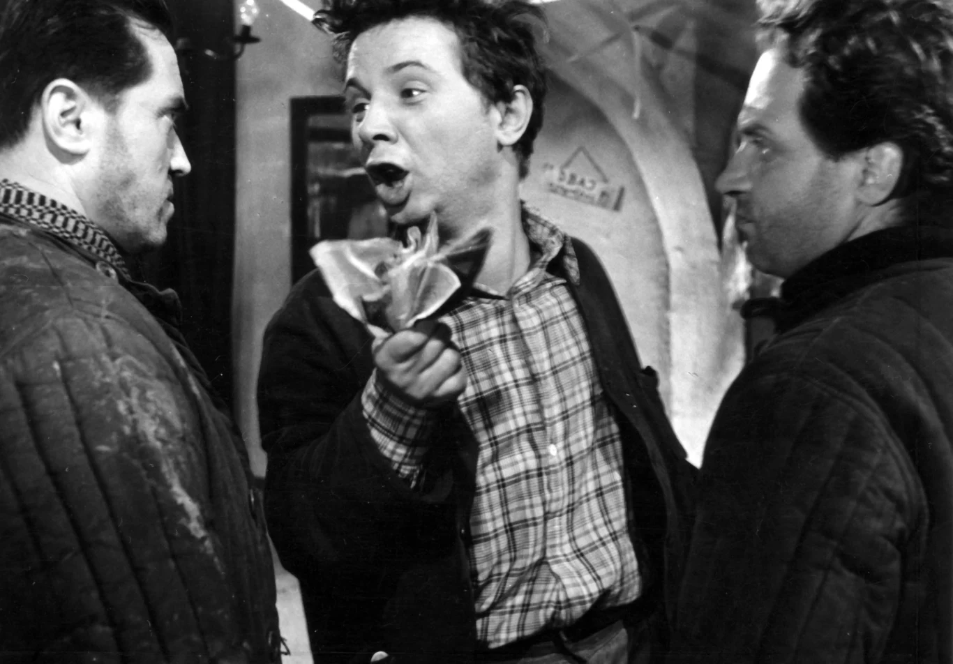 Zadebiutował w 1953 rolą w "Celulozie" Jerzego Kawalerowicza. Potem grał m.in. w "Ewa chce spać" Tadeusza Chmielewskiego (1957), "Hydrozagadce" Andrzeja Kondratiuka (1970), "Atrakcyjny pozna panią" Marka Rębacza (2004) i serialu Radosława Piwowarskiego "Stacyjka" (2004).
Jego ostatnim filmem była produkcja Konrada Szołajskiego "Kop głębiej" z 2011 roku. Zadebiutował w 1953 rolą w "Celulozie" Jerzego Kawalerowicza. Potem grał m.in. w "Ewa chce spać" Tadeusza Chmielewskiego (1957), "Hydrozagadce" Andrzeja Kondratiuka (1970), "Atrakcyjny pozna panią" Marka Rębacza (2004) i serialu Radosława Piwowarskiego "Stacyjka" (2004).
Jego ostatnim filmem była produkcja Konrada Szołajskiego "Kop głębiej" z 2011 roku.