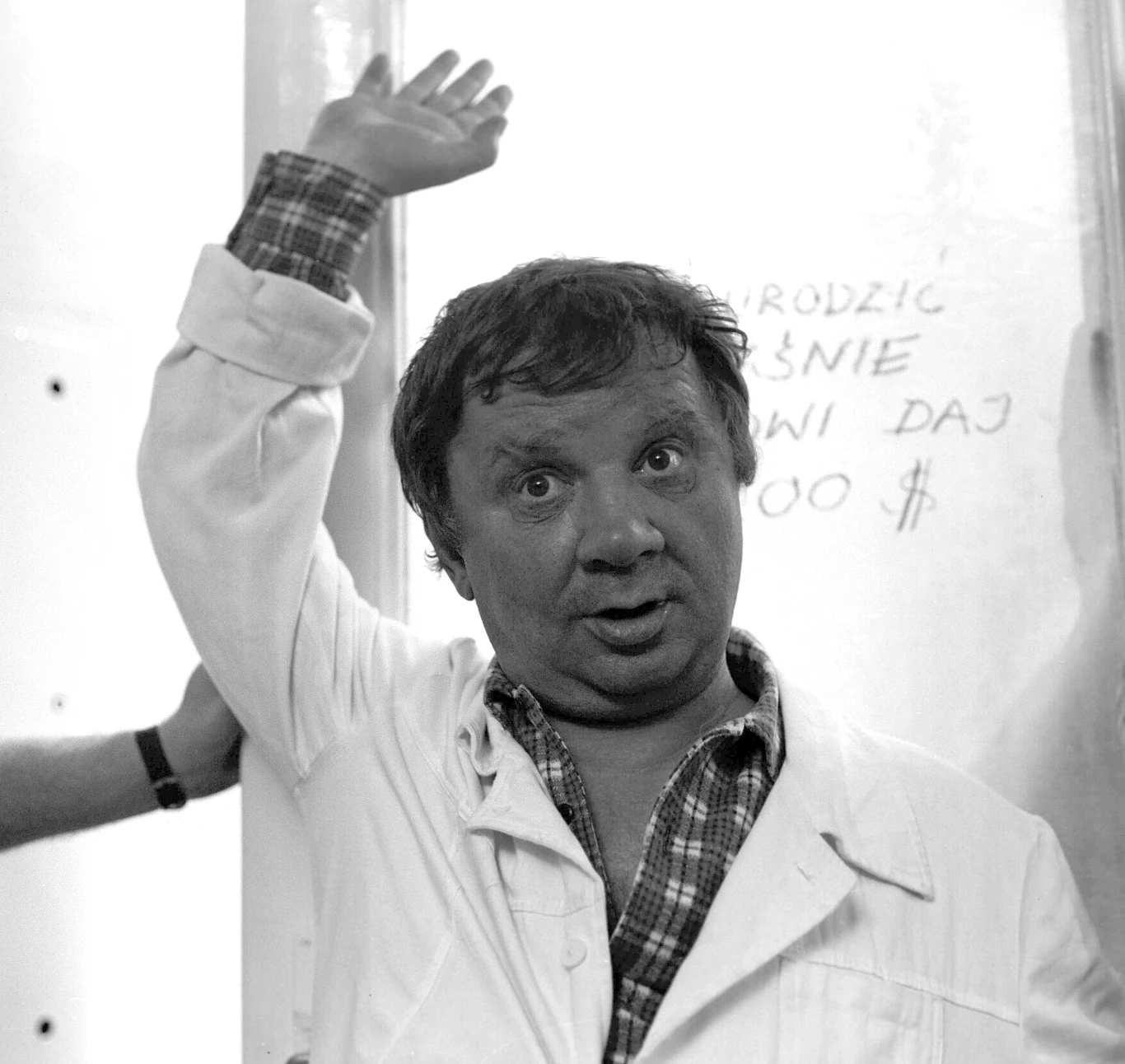 Znany był też z ról teatralnych, m.in. Chlestakowa w "Rewizorze" Mikołaja Gogola (Teatr Ludowy w Warszawie, 1968, reż. Jan Bratkowski) czy Ryszarda w "Ryszardzie III" Williama Szekspira Teatr Powszechny w Łodzi, 1977, reż. Jerzy Hoffmann).
Występował również w spektaklach Teatru Telewizji - m.in. jako Szwejk w "Spotkaniach ze Szwejkiem" Jarosława Haszka (1989, reż. Paweł Trzaska) i jako Królik w "Alicji w Krainie Czarów" Lewisa Carrolla (1995, reż. Maciej de Korczak-Leszczyński). Znany był też z ról teatralnych, m.in. Chlestakowa w "Rewizorze" Mikołaja Gogola (Teatr Ludowy w Warszawie, 1968, reż. Jan Bratkowski) czy Ryszarda w "Ryszardzie III" Williama Szekspira Teatr Powszechny w Łodzi, 1977, reż. Jerzy Hoffmann).
Występował również w spektaklach Teatru Telewizji - m.in. jako Szwejk w "Spotkaniach ze Szwejkiem" Jarosława Haszka (1989, reż. Paweł Trzaska) i jako Królik w "Alicji w Krainie Czarów" Lewisa Carrolla (1995, reż. Maciej de Korczak-Leszczyński).