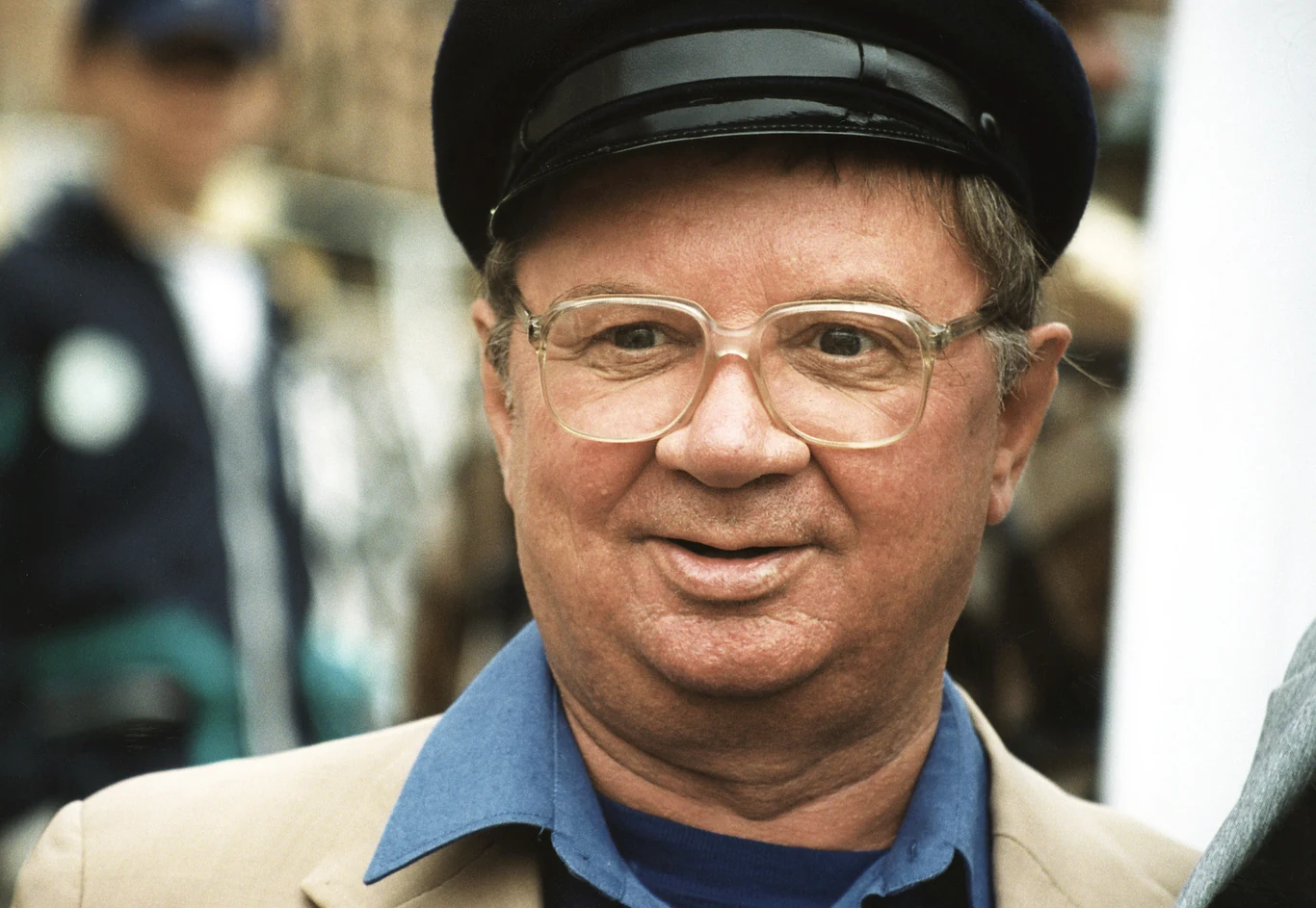 Roman Kłosowski zakończył karierę aktorską w 2016 roku przez problemy ze zdrowiem, a zwłaszcza ze wzrokiem.
"Najbardziej dokucza mi słaby wzrok, bo nie mogę czytać. Kiedyś miałem pokaźną bibliotekę. Bardzo denerwuje mnie, że ten czas tak leci. Jak się ma 86 lat, to się gorzej chodzi, no i jeszcze ta bezrobotność wynikająca z wieku. Odpoczynek mnie męczy i nudzi, a właściwie bardziej nudzi niż męczy" - mówił aktor.
"Generalnie jednak jestem spełniony" - stwierdził Roman Kłosowski w 2015 roku podczas wywiadu dla "Tele Tygodnia". Roman Kłosowski zakończył karierę aktorską w 2016 roku przez problemy ze zdrowiem, a zwłaszcza ze wzrokiem.
"Najbardziej dokucza mi słaby wzrok, bo nie mogę czytać. Kiedyś miałem pokaźną bibliotekę. Bardzo denerwuje mnie, że ten czas tak leci. Jak się ma 86 lat, to się gorzej chodzi, no i jeszcze ta bezrobotność wynikająca z wieku. Odpoczynek mnie męczy i nudzi, a właściwie bardziej nudzi niż męczy" - mówił aktor.
"Generalnie jednak jestem spełniony" - stwierdził Roman Kłosowski w 2015 roku podczas wywiadu dla "Tele Tygodnia".