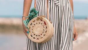 Ta torebka jest idealna na plażę i na kawę z przyjaciółką. Kupisz ją w wielu sieciówkach