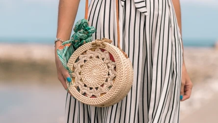 Słomowa torebka to teraz prawdziwy hit. Jest idealna na lato i pasuje do wielu stylizacji. 
