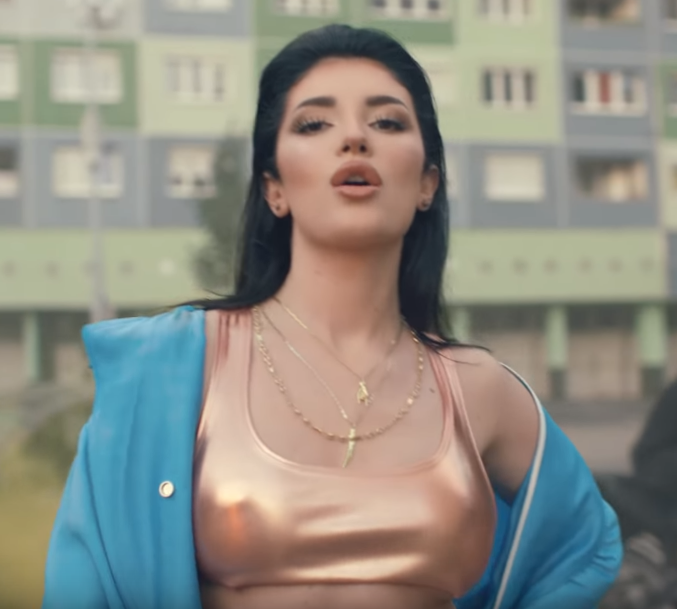 Era Istrefi w teledysku "Live It Up"