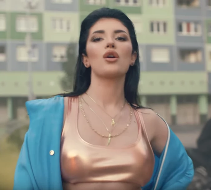 Era Istrefi w teledysku "Live It Up"