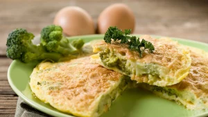 Omlet makaronowy z brokułami