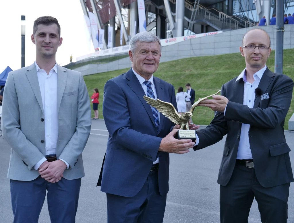 Statuetkę Orła wszech czasów Wybitnemu Reprezentantowi Polski - Włodzimierzowi Lubańskiemu (w środku) wręczyli Paweł Chwaleba (z prawej), członek zarządu Interii, oraz Bartłomiej Eider, dyrektor warszawskiego oddziału RMF FM. Statuetkę Orła wszech czasów Wybitnemu Reprezentantowi Polski - Włodzimierzowi Lubańskiemu (w środku) wręczyli Paweł Chwaleba (z prawej), członek zarządu Interii, oraz Bartłomiej Eider, dyrektor warszawskiego oddziału RMF FM.