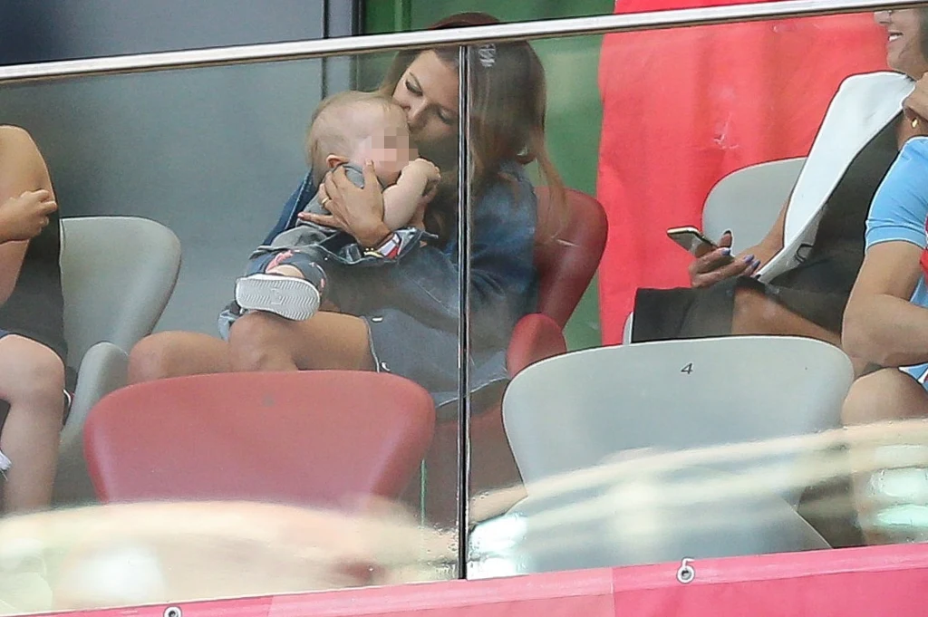 Anna Lewandowska i Klara na meczu Polska-Litwa