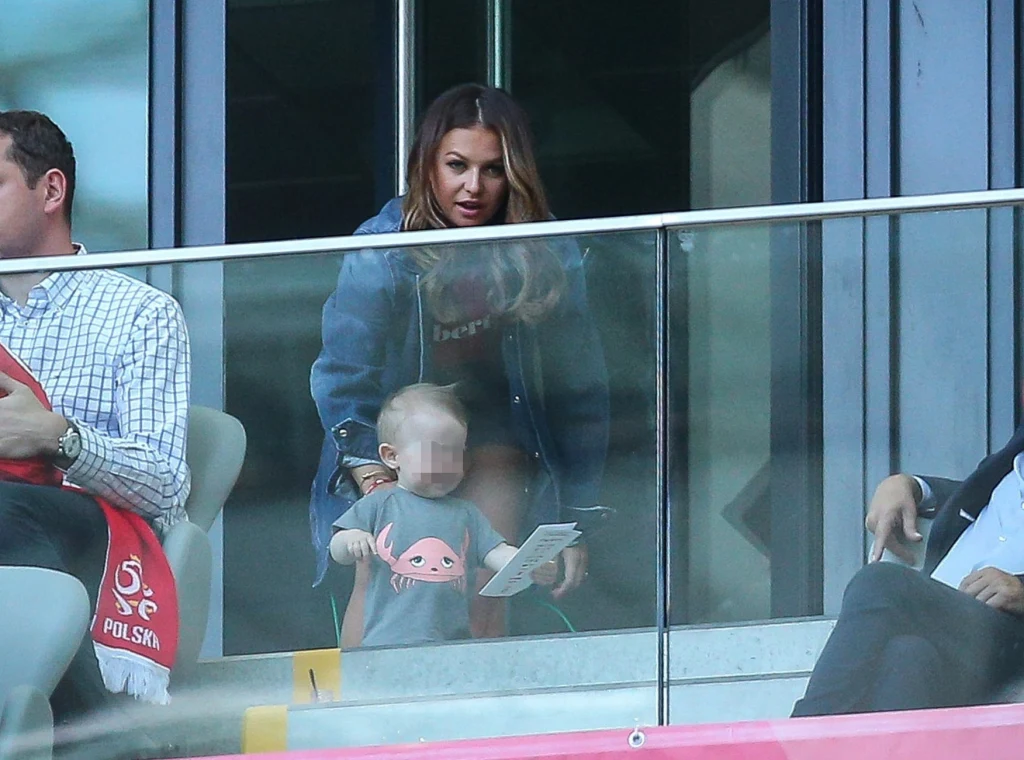 Anna Lewandowska i Klara na meczu Polska-Litwa