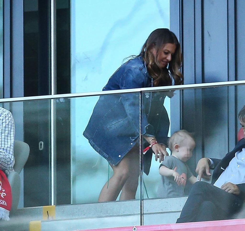 Anna Lewandowska i Klara na meczu Polska-Litwa