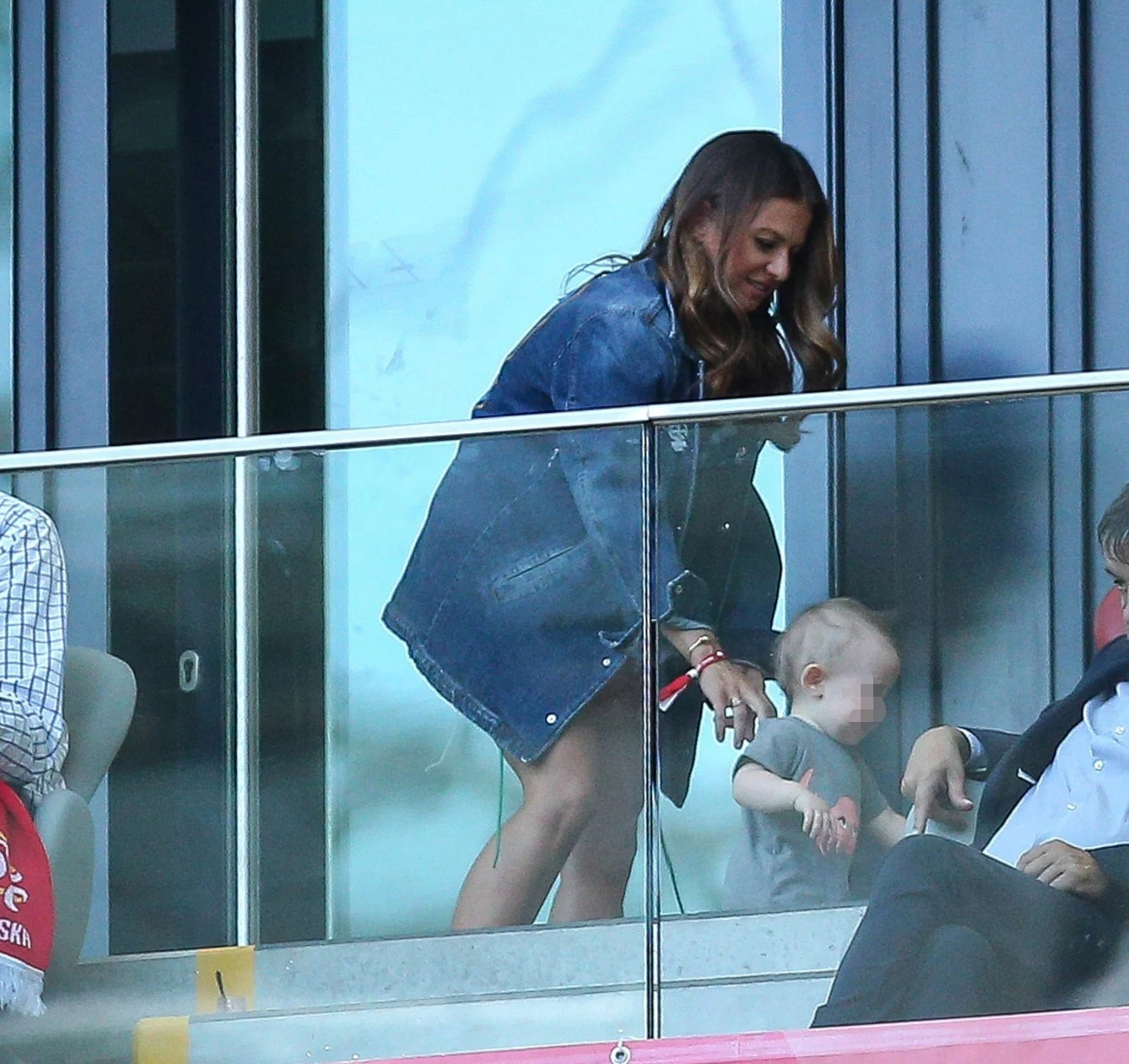 Anna Lewandowska i Klara na meczu Polska-Litwa