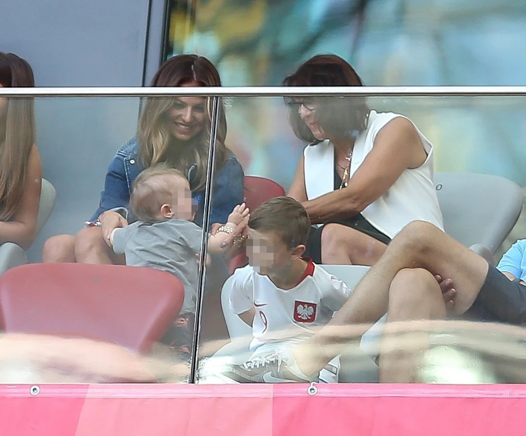 Anna Lewandowska, Iwona Lewandowska i Klara na meczu Polska-Litwa