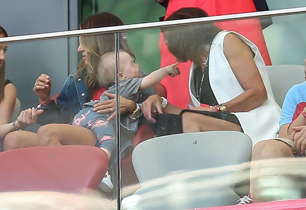 Anna Lewandowska, Iwona Lewandowska i Klara na meczu Polska-Litwa