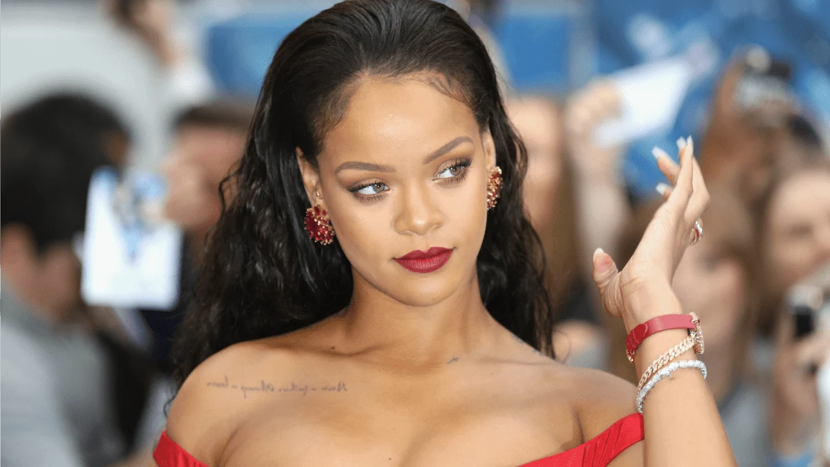 Jedną z głównych ról w filmei gra piosenkarka Rihanna. Barbadoska piękność znów zostanie zmieszana za swoją kreację z błotem?