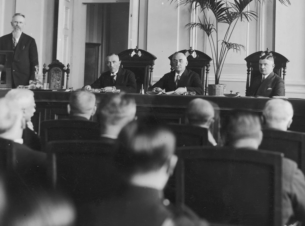 Zjazd Zrzeszenia Sędziów i Prokuratorów RP, 1932 rok. Na sali rzecz jasna sami mężczyźni (domena publiczna)