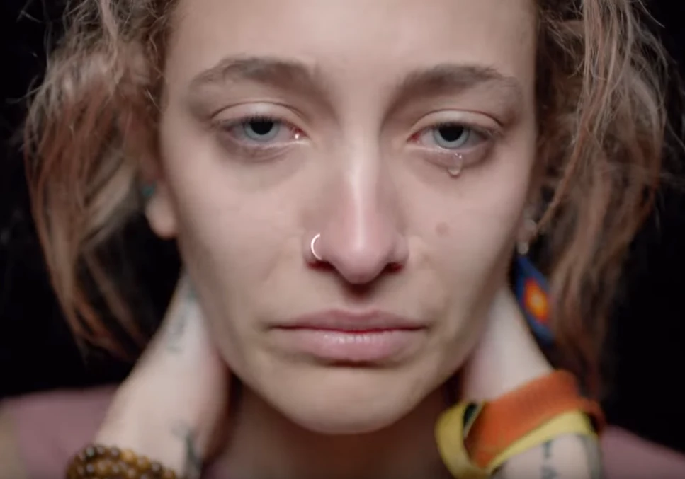 Zapłakana Paris Jackson w teledysku "Rescue Me"