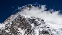 Andrzej Bargiel wyrusza na swoją kolejną wyprawę i wraca w góry Karakorum w Pakistanie aby dokończyć projekt - "Sunt Leones K2 Ski Challenge", który rozpoczął latem zeszłego roku. Plan Andrzeja zakłada zjazd na nartach z drugiego pod względem wysokości szczytu Ziemi - K2 (8611 m n.p.m.). 