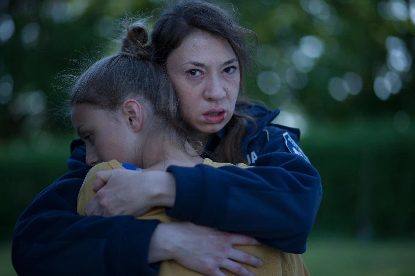 W miasteczku Sowie Doły ginie studentka. Tajemniczą i okrutną egzekucją żyją media w całej Polsce. Śledztwo podąża w wielu kierunkach, jednak sprawa nie zostaje rozwiązana.