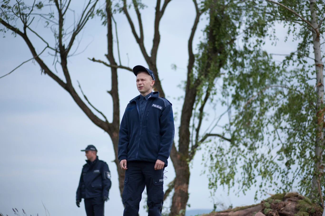 W "Znakach" gra także Piotr Trojan. Emil Sobczyk, w którego się wciela, to miejscowy policjant, mieszka w Sowich Dołach od urodzenia. 