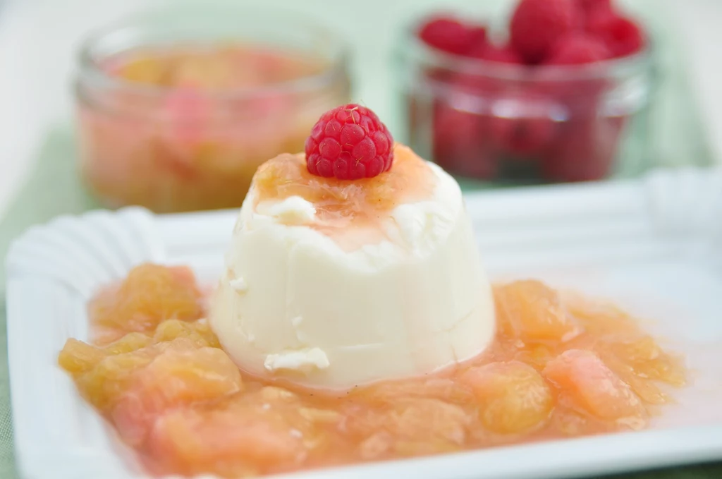 Panna cotta z rabarbarem