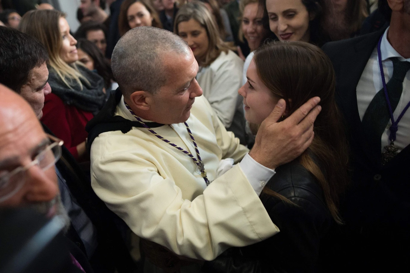 21-letnią córkę wspiera ojciec Antonio Banderas.

"Cokolwiek zechce robić w życiu, zawsze będzie miała moje wsparcie. Nie chcę zmuszać jej do robienia czegoś, na co nie będzie miała ochoty. Chcę, by moja córka była niezależną kobietą" - aktor powiedział w rozmowie z "Access Live". 