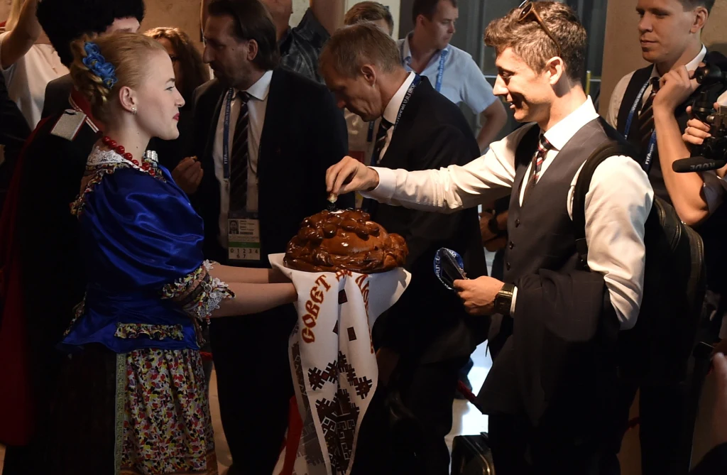 Zadowolony Robert Lewandowski poczęstował się chlebem