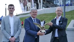 Statuetkę Orła wszech czasów Wybitnemu Reprezentantowi Polski - Włodzimierzowi Lubańskiemu (w środku) wręczyli Paweł Chwaleba (z prawej), członek zarządu Interii, oraz Bartłomiej Eider, dyrektor warszawskiego oddziału RMF FM