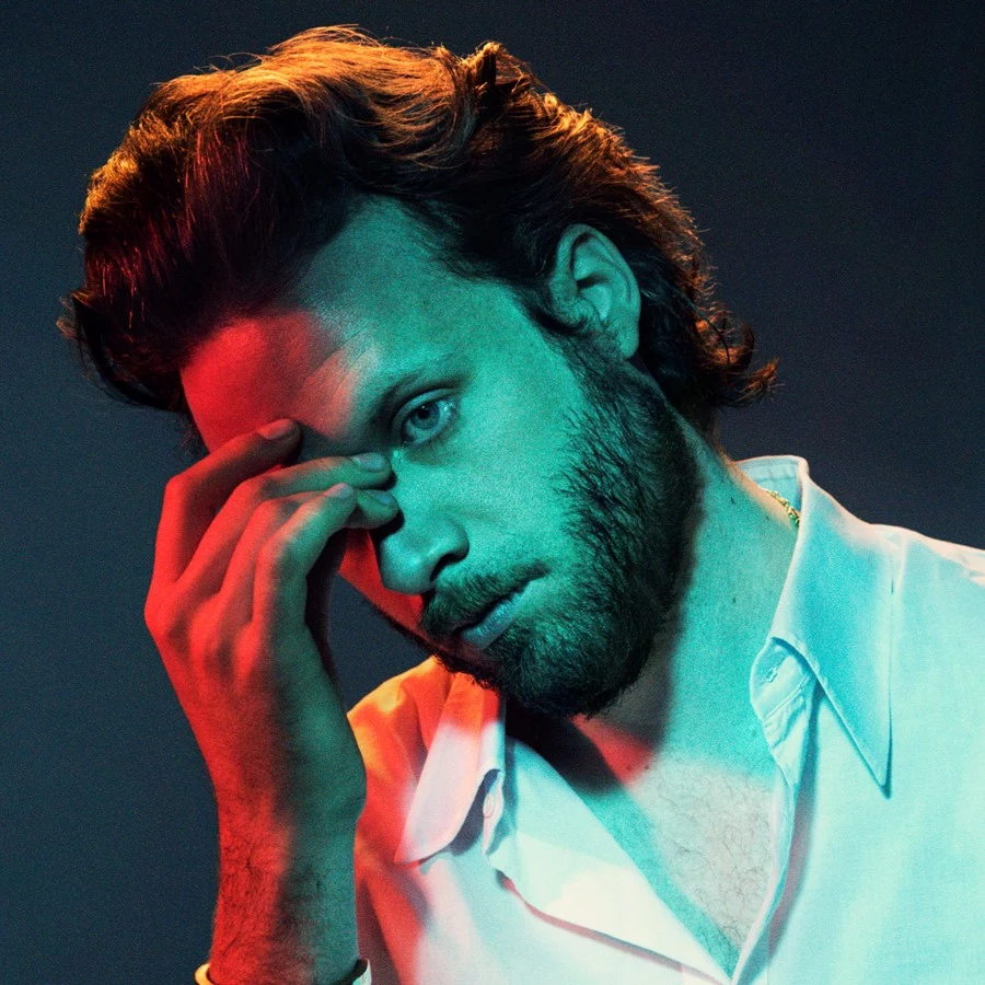 Father John Misty na okładce płyty "God's Favourite Customer"