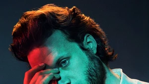 Recenzja Father John Misty "God's Favourite Customer": Kiedy życie staje do góry nogami